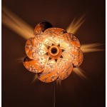 Applique murale fleur, modèle Nymphéa, 8 pétales en rotin et tissu fleuri orangé