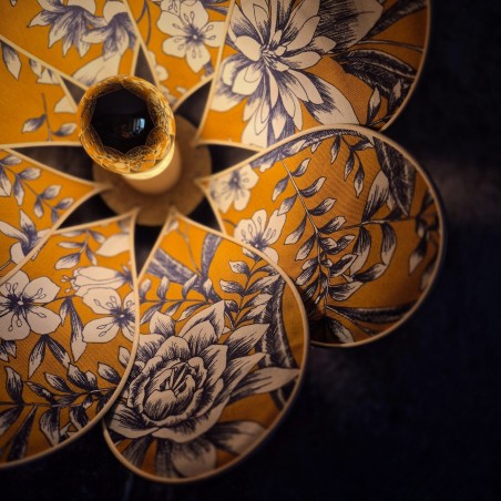 Applique murale fleur, modèle Nymphéa, 8 pétales en rotin et tissu fleuri orangé