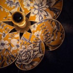 Applique murale fleur, modèle Nymphéa, 8 pétales en rotin et tissu fleuri orangé