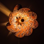 Applique murale fleur, modèle Nymphéa, 8 pétales en rotin et tissu fleuri orangé