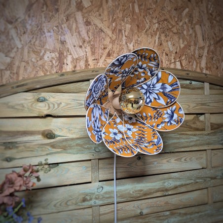 Applique murale fleur, modèle Nymphéa, 8 pétales en rotin et tissu fleuri orangé