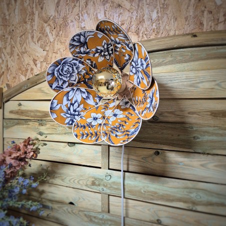 Applique murale fleur, modèle Nymphéa, 8 pétales en rotin et tissu fleuri orangé