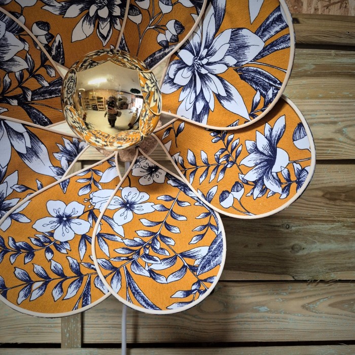 Applique murale fleur, modèle Nymphéa, 8 pétales en rotin et tissu fleuri orangé