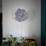 Applique murale Nymphéa, 8 pétales en rotin et tissu fleuri