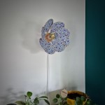 Applique murale Nymphéa, 8 pétales en rotin et tissu fleuri