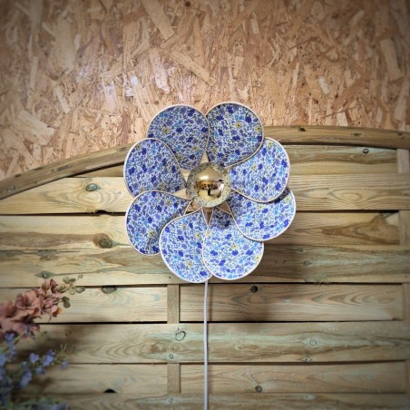 Applique murale Nymphéa, 8 pétales en rotin et tissu fleuri