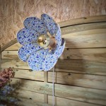 Applique murale Nymphéa, 8 pétales en rotin et tissu fleuri