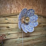 Applique murale Nymphéa, 8 pétales en rotin et tissu fleuri