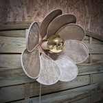 Applique murale fleur, modèle Nymphéa, 8 pétales en rotin et papier imprimé doré