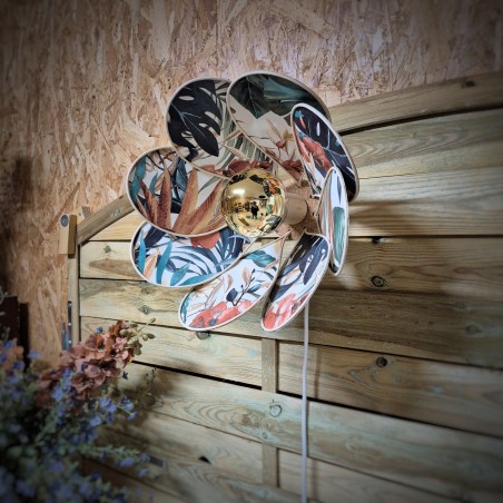 Applique murale fleur, modèle Nymphéa, 8 pétales en rotin et imprimé fleuri tropical