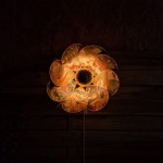 Applique murale fleur, modèle Nymphéa, 8 pétales en rotin et imprimé fleuri tropical