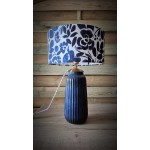 Lampe à poser artisanale avec pied en céramique bleu et abat-jour cylindrique fleuri style aquarelle, modèle unique