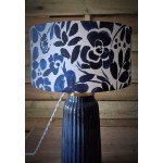 Abat-jour cylindrique imprimé fleuri style aquarelle sur lampe artisanale