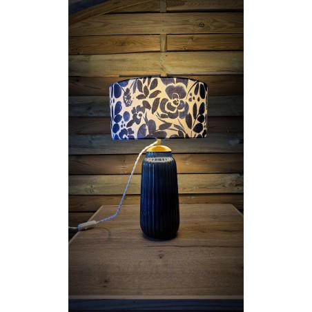 Lampe à poser artisanale diffusant une lumière douce, idéale pour une décoration cosy et poétique