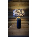 Lampe à poser artisanale diffusant une lumière douce, idéale pour une décoration cosy et poétique