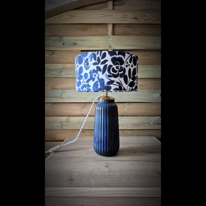Lampe à poser artisanale avec pied en céramique bleu et abat-jour cylindrique fleuri style aquarelle, modèle unique