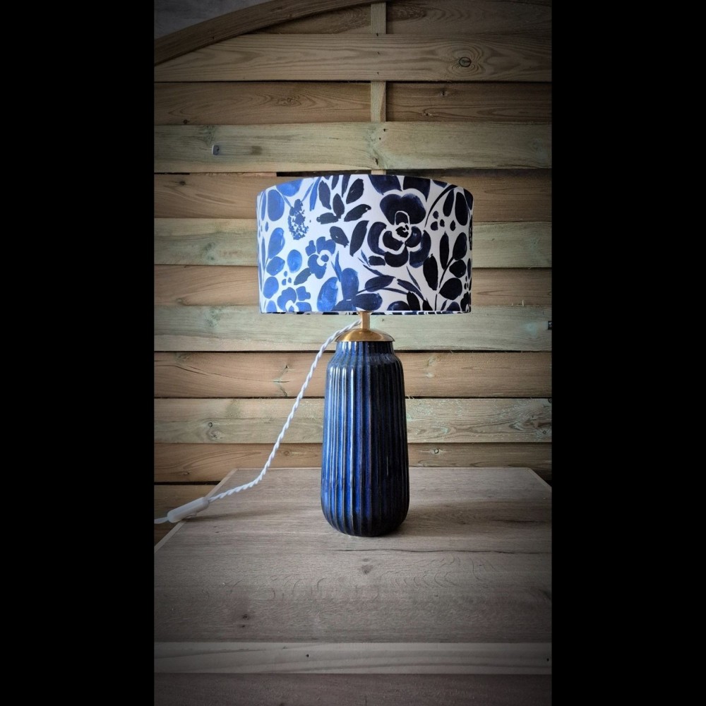 Lampe à poser artisanale avec pied en céramique bleu et abat-jour cylindrique fleuri style aquarelle, modèle unique