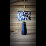Lampe à poser artisanale avec pied en céramique bleu et abat-jour cylindrique fleuri style aquarelle, modèle unique