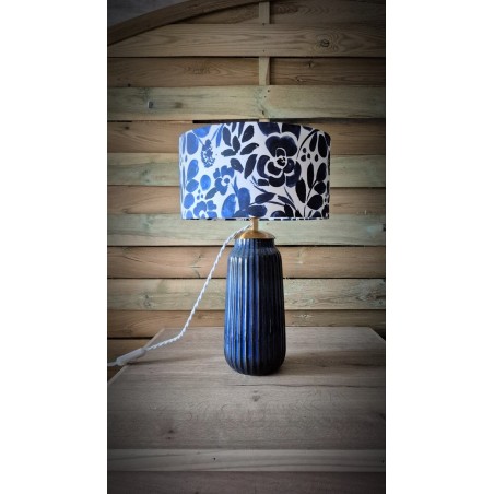 Lampe à poser artisanale avec pied en céramique bleu et abat-jour cylindrique fleuri style aquarelle, modèle unique