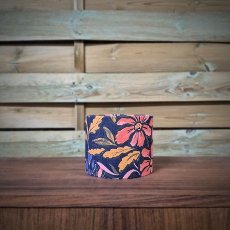abat-jour cylindrique tissu fleuri aux motifs corail, rose et moutarde sur un fond violet profond