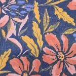 tissu fleuri aux motifs corail, rose et moutarde sur un fond violet profond