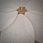 Suspension fleur XXL, modèle Frida, 6 pétales, structure en métal doré et lin blanc, pour une déco fleurie et bohème