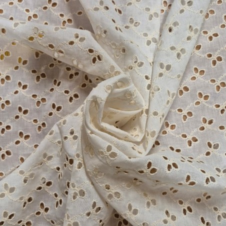 Broderie fleurie ajourée