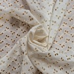 Broderie fleurie ajourée