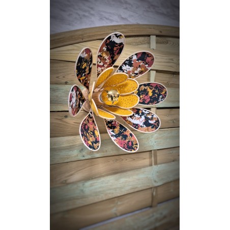 Applique murale Nénuphar, 16 pétales en rotin et tissu rétro et broderie orange ajourée