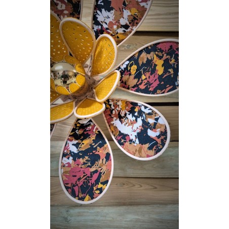 Applique murale Nénuphar, 16 pétales en rotin et tissu rétro et broderie orange ajourée