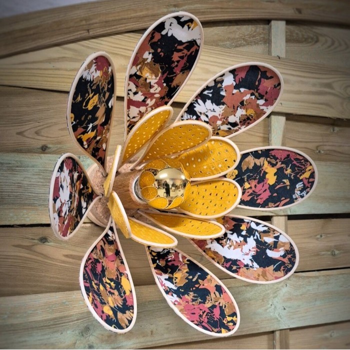 Applique murale Nénuphar, 16 pétales en rotin et tissu rétro et broderie orange ajourée