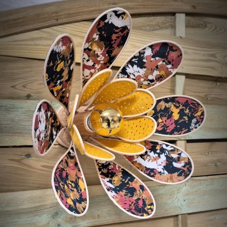 Applique murale Nénuphar, 16 pétales en rotin et tissu rétro et broderie orange ajourée