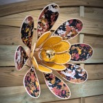 Applique murale Nénuphar, 16 pétales en rotin et tissu rétro et broderie orange ajourée