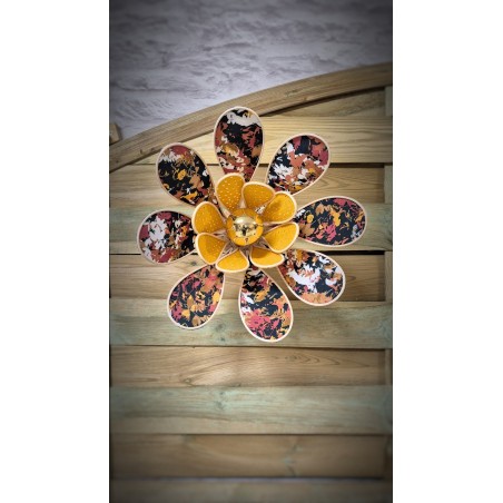 Applique murale Nénuphar, 16 pétales en rotin et tissu rétro et broderie orange ajourée