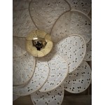 Applique murale nénuphar 16 pétales en rotin et broderie ajourée