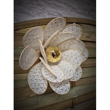Applique murale nénuphar 16 pétales en rotin et broderie ajourée