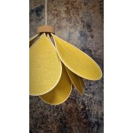 Suspension fleur, modèle Iris, 16 pétales en rotin et lin safran