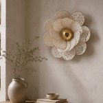 Applique murale fleur, modèle Nénuphar, 16 pétales en rotin et broderie écrue