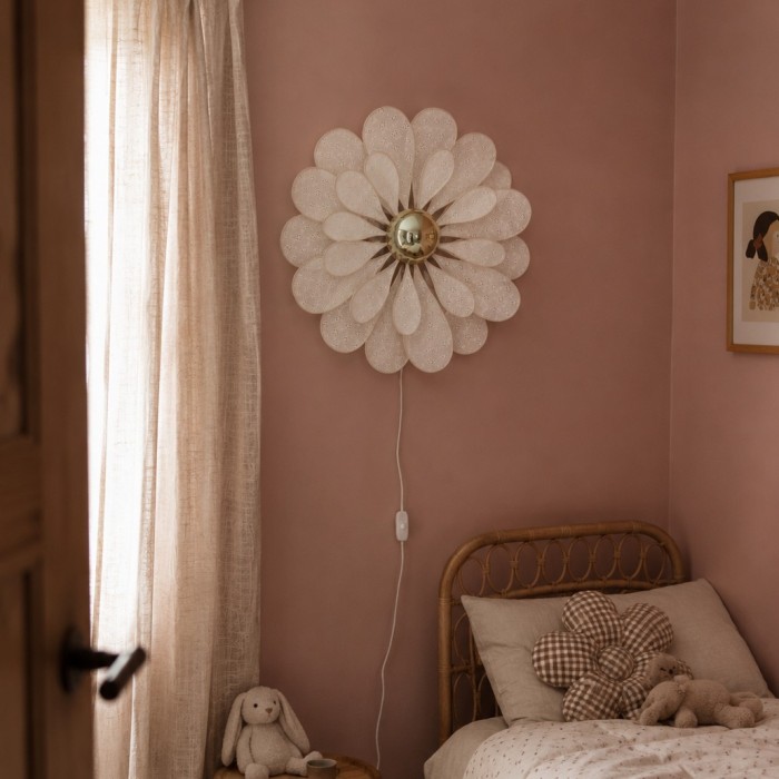 Applique murale fleur, pétales en rotin et broderie anglaise