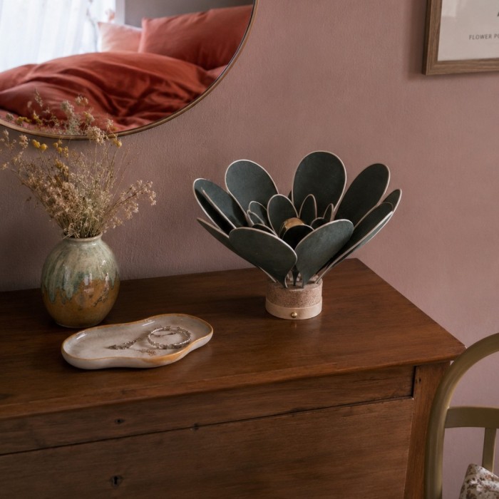 Lampe à poser fleur, pétales en rotin et lin vert sapin