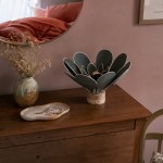 Lampe à poser fleur, pétales en rotin et lin vert sapin