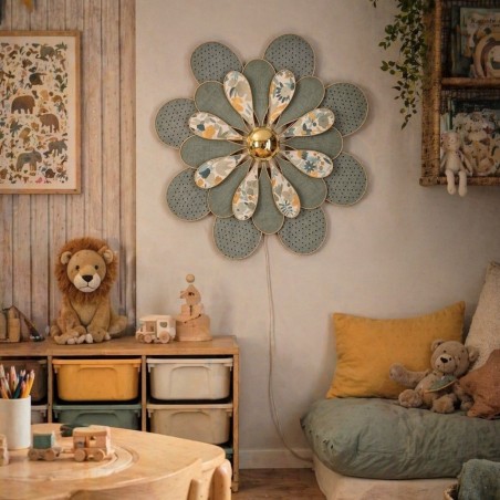 Applique murale fleur Marguerite « La Classique » – 24 pétales en rotin, lin céladon et broderie sauge