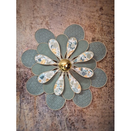 Applique murale fleur Marguerite « La Classique » – 24 pétales en rotin, lin céladon et broderie sauge