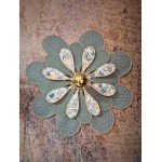 Applique murale fleur Marguerite « La Classique » – 24 pétales en rotin, lin céladon et broderie sauge