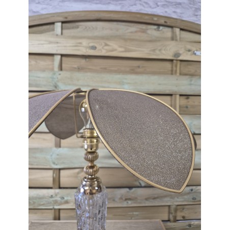 Lampe à poser fleur Lotus dorée avec pied en verre ancien et abat-jour floral de 50 cm