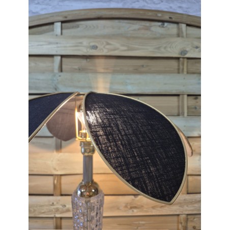 Lampe à poser fleur Lotus avec abat-jour en lin noir et pied en verre ancien.