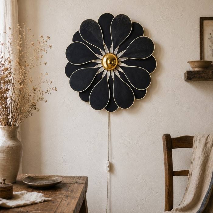 Applique murale fleur Tournesol, pétales en rotin et lin noir