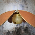 Suspension fleur Lotus en lin rouille avec globe vintage jaune moutarde marbré de 50 cm.