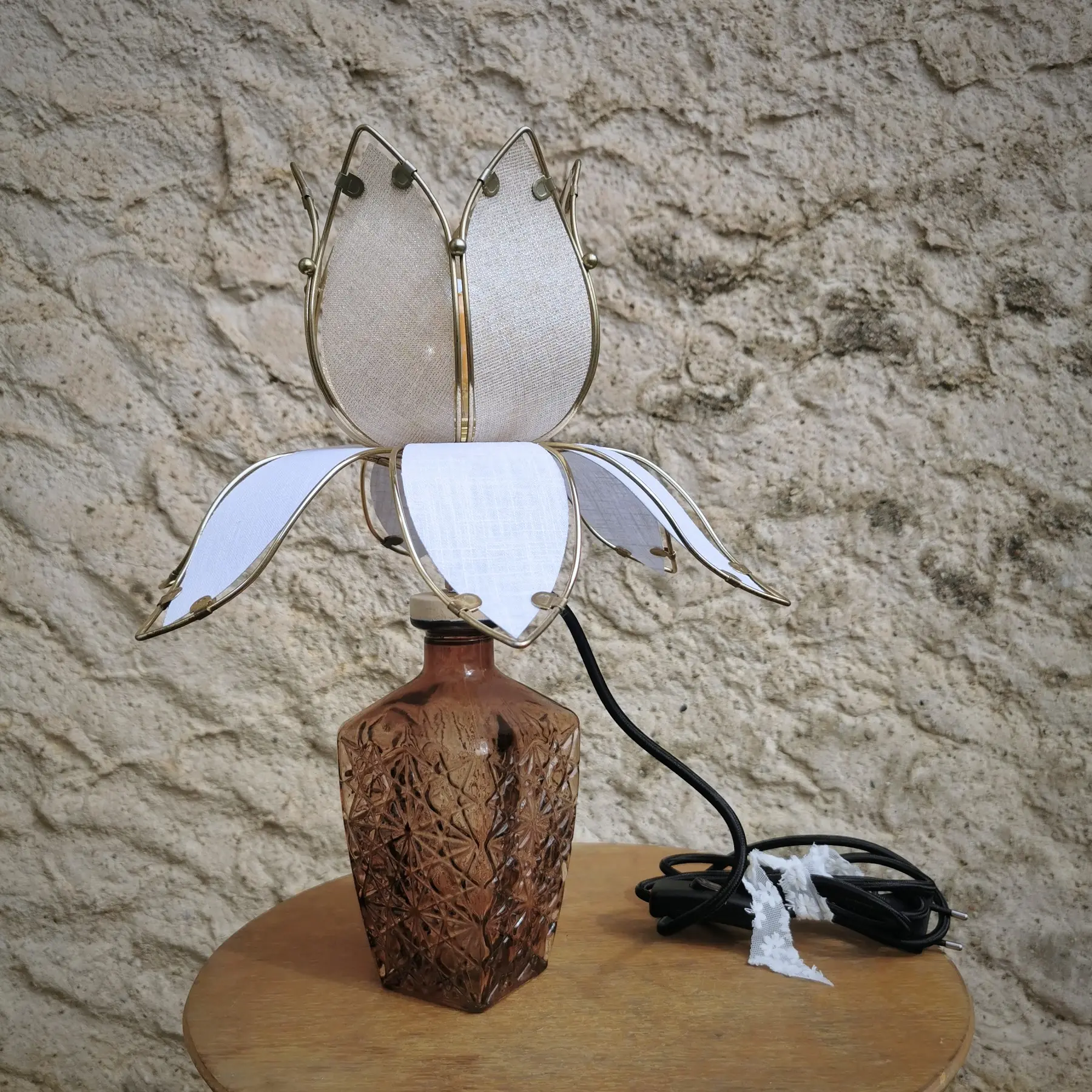 Lampe à poser, structure vintage en métal doré, pétales en lin blanc et pied vase en verre fumé