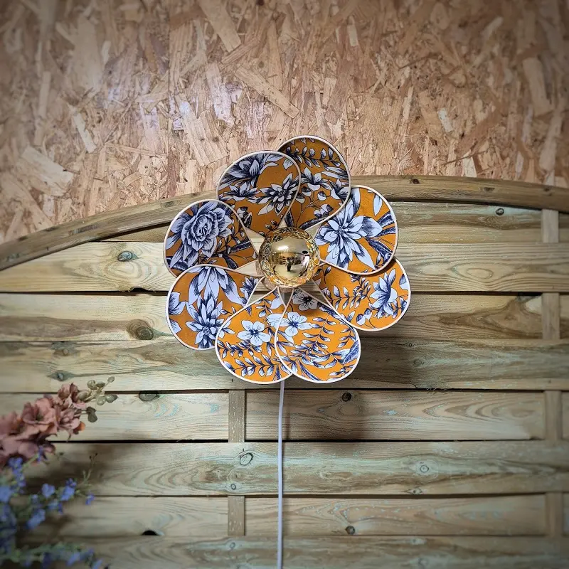 Applique murale fleur, modèle Nymphéa, 8 pétales en rotin et tissu fleuri moutarde
